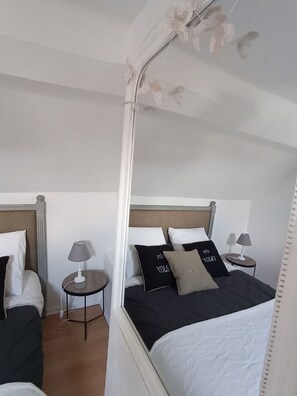 1 quarto, ferros/tábuas de passar roupa, berço de viagem