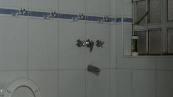 Een douche, handdoeken