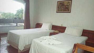 Yhden hengen perushuone | Minibaari, työpöytä, pimennysverhot, silitysrauta/-lauta