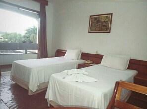 Yhden hengen perushuone | Minibaari, työpöytä, pimennysverhot, silitysrauta/-lauta