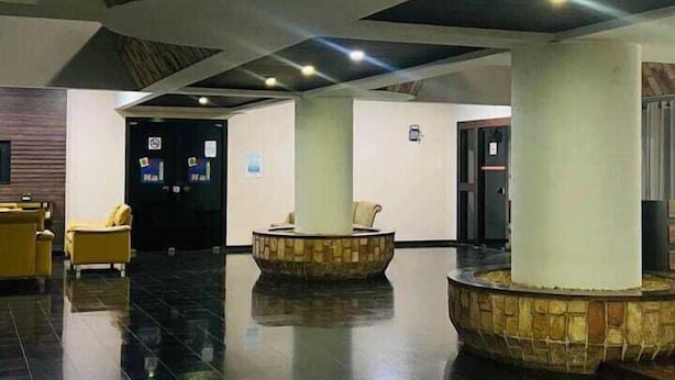 A spacious lobby with a polished floor, a central fountain, and a modern ceiling design. - Santa Maria Hotel (Acailandia)