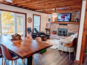 Televisie, een open haard en een tafeltennistafel
