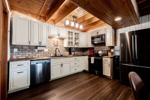 Køleskab, mikrobølgeovn, ovn, kogeplade