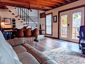 Tv, pejs, bordtennisbord