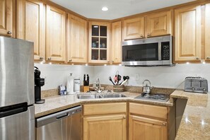 Huoneisto, 1 suuri parisänky ja vuodesohva | Yksityinen keittiö | Täysikokoinen jääkaappi, mikroaaltouuni, liesi, astianpesukone