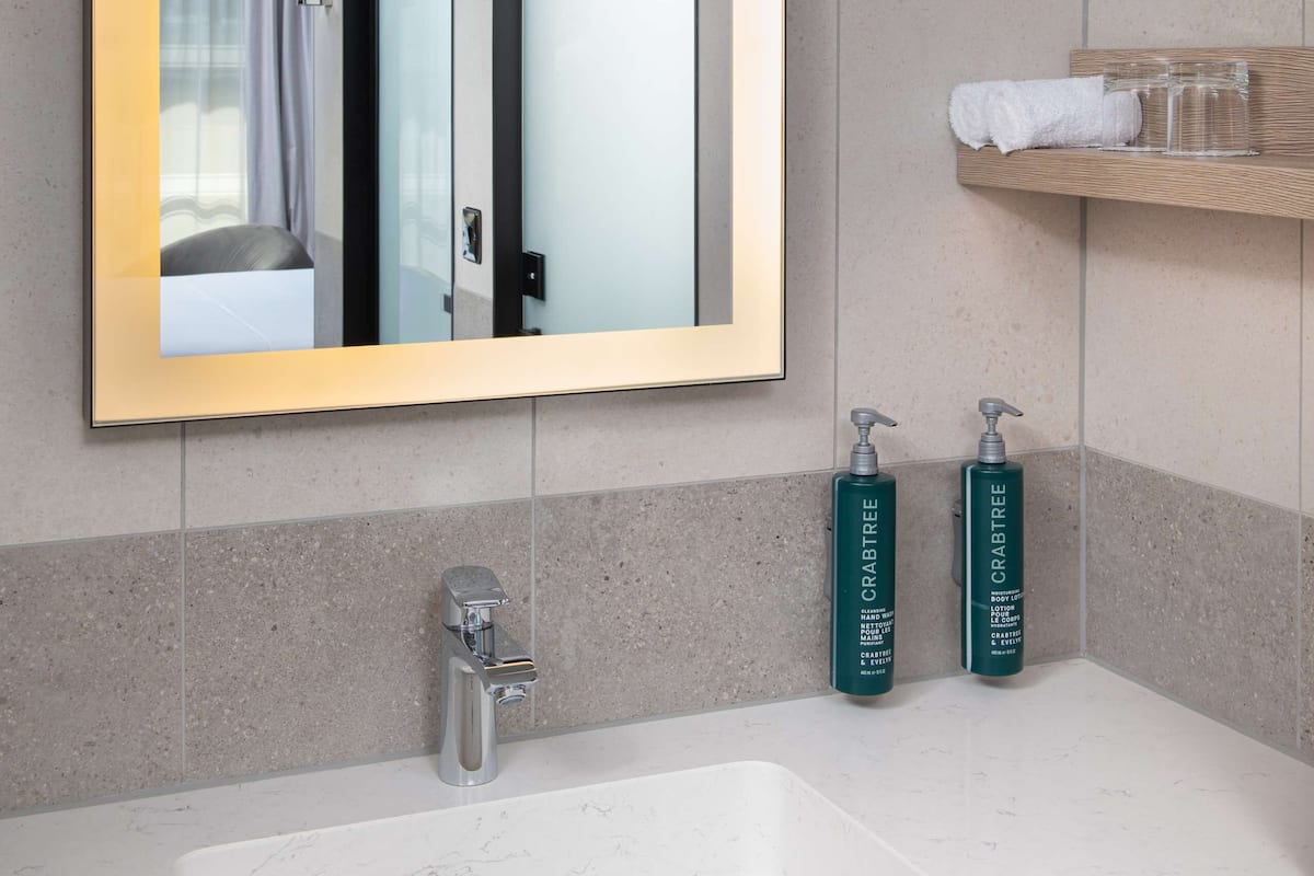 Douche, douche à « effet pluie », articles de toilette gratuits