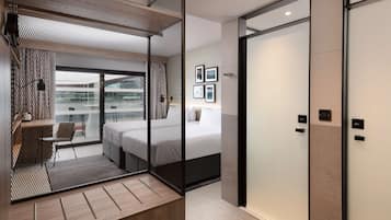 Habitación con 2 camas individuales, 2 camas individuales, balcón (Track) | Caja de seguridad en la habitación y escritorio