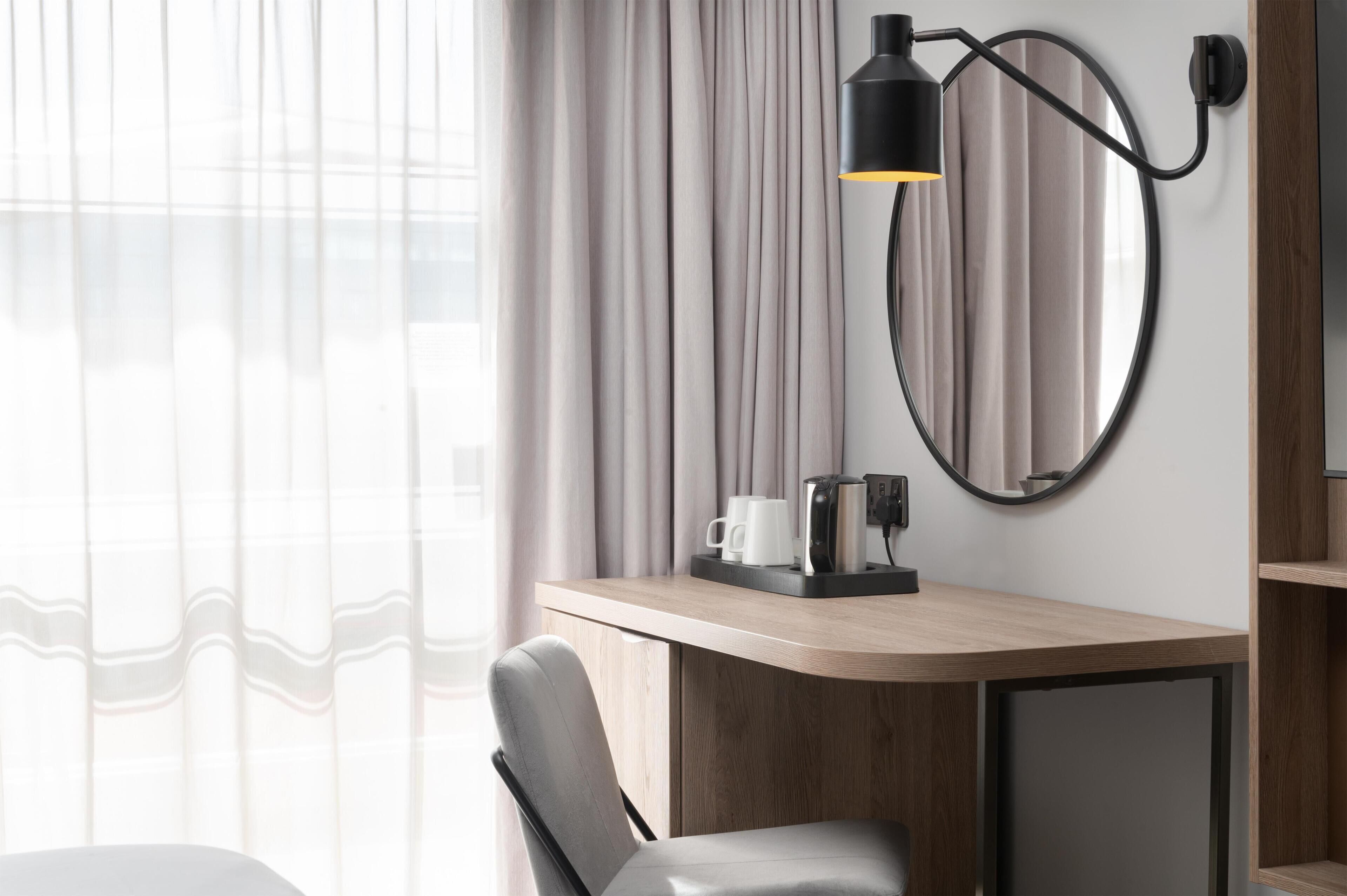 Safe på rommet, skrivebord og skrivebord for bærbar PC