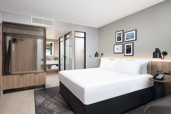 Familierom, 1 kingsize-seng (Connecting Rooms) | Safe på rommet, skrivebord og skrivebord for bærbar PC