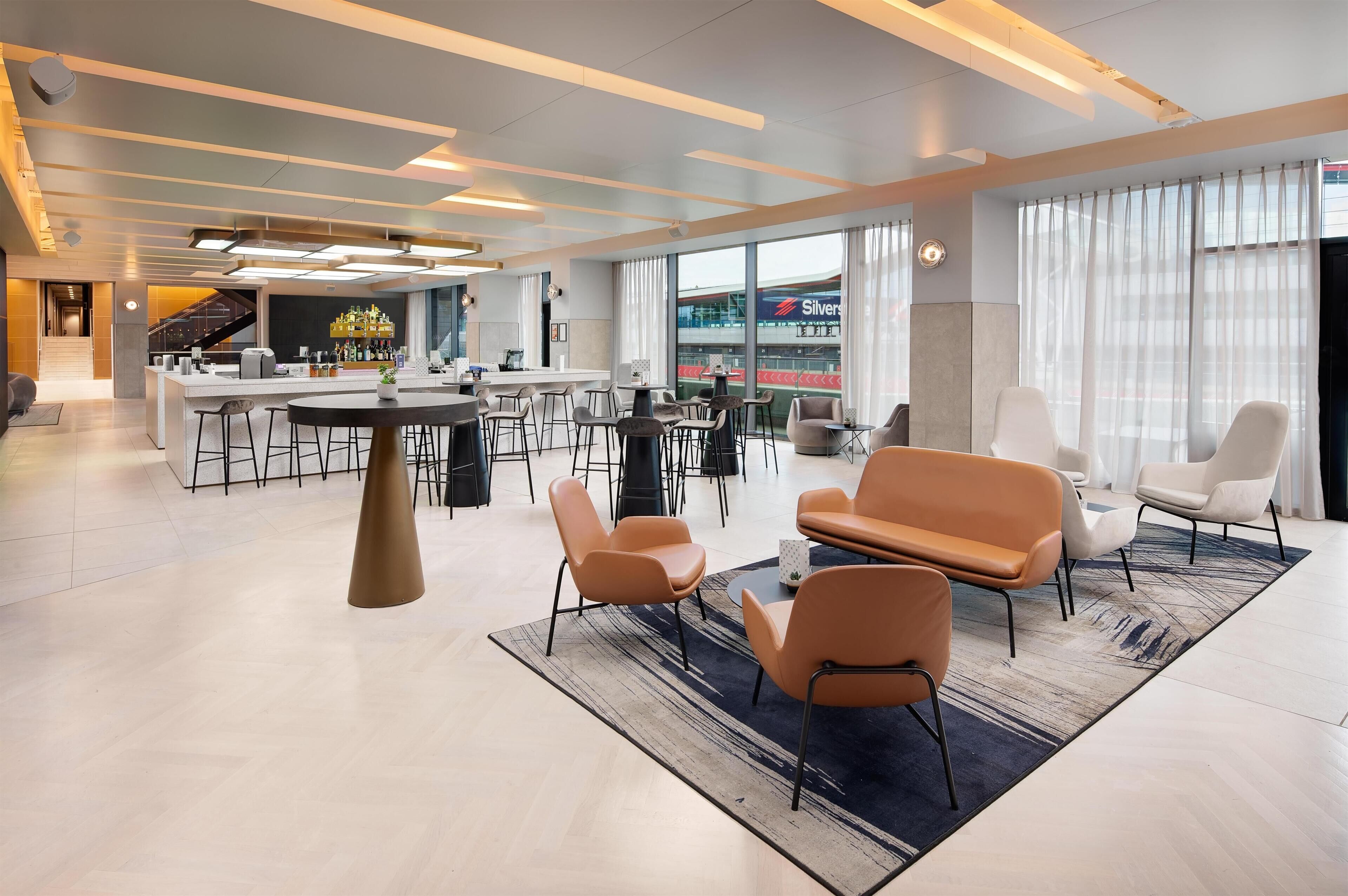 2 bars/lounges