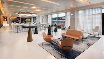 2 bars/lounges