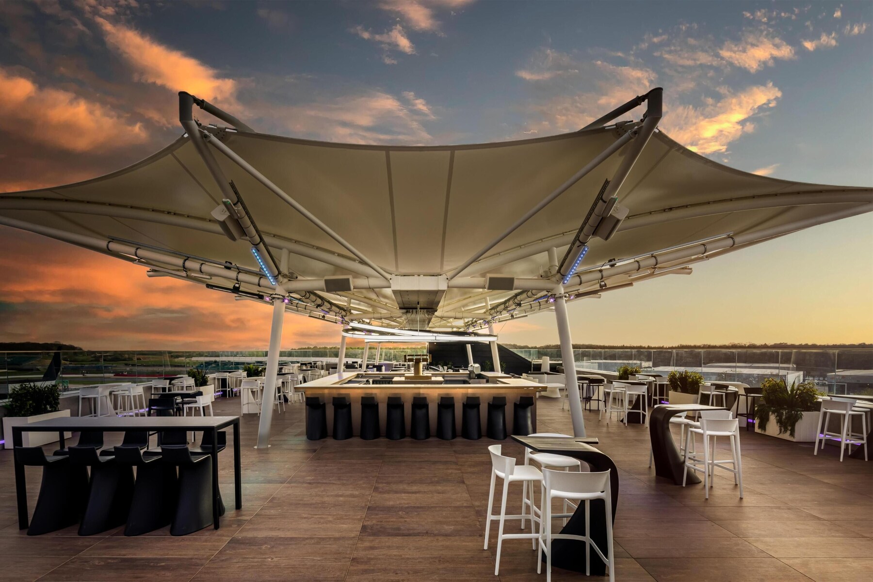 2 bars/lounges