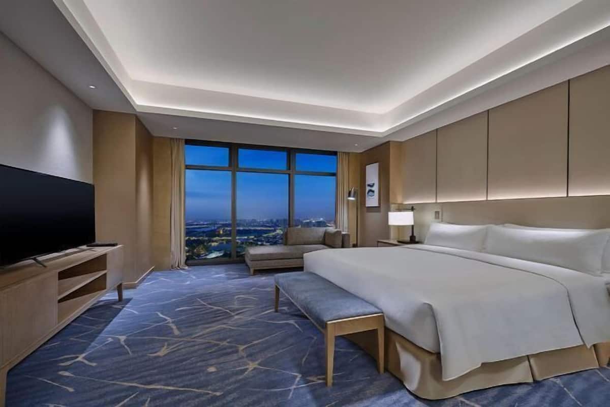 1 bedroom, premium bedding, down duvets, minibar