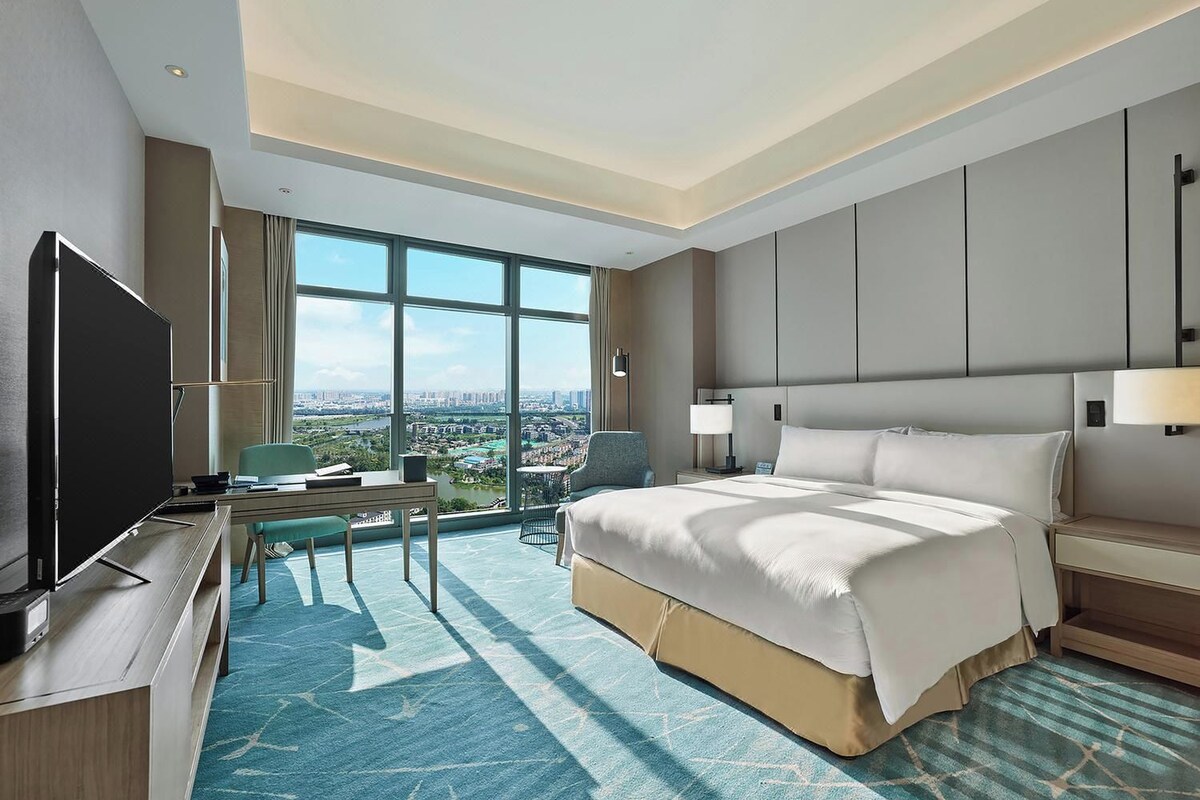 Premium bedding, down duvets, minibar, in-room safe