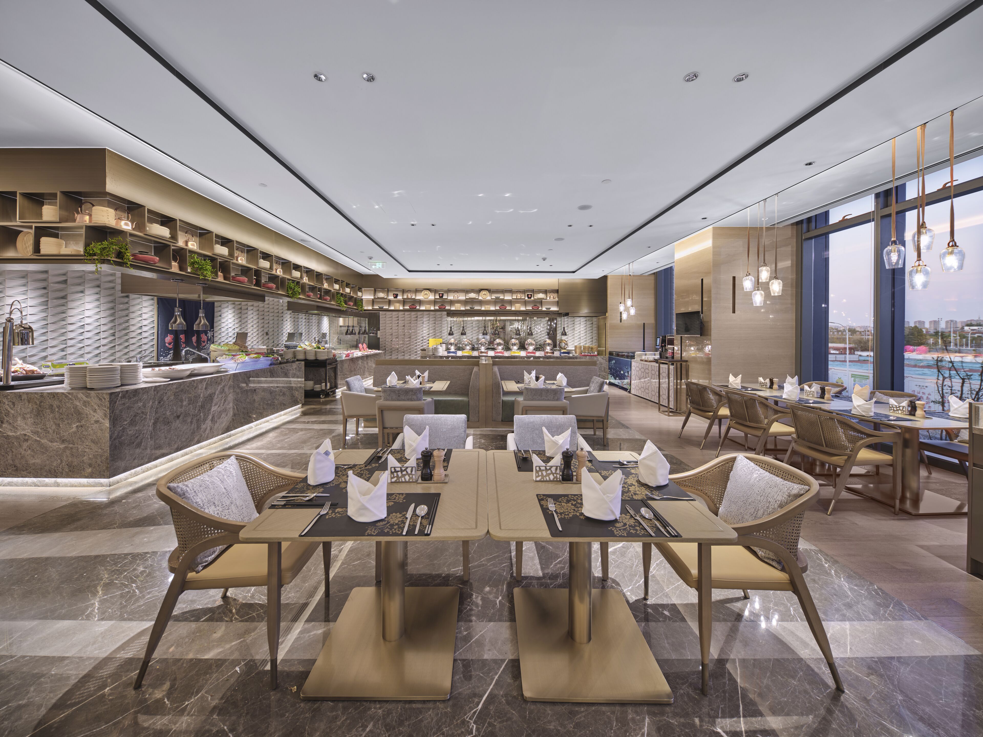 Een modern restaurant met een centrale bar, zithoeken en uitzicht op de stad.