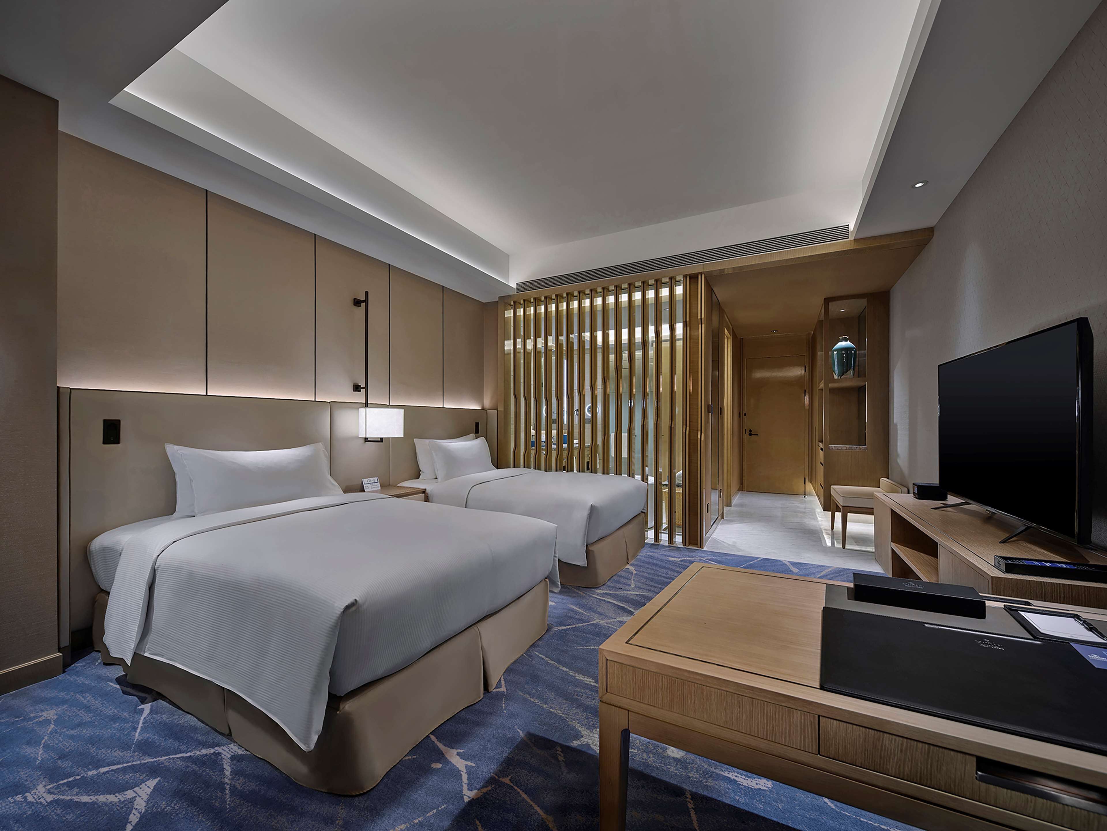 Bộ đồ giường cao cấp, chăn bông, minibar, két bảo mật tại phòng 