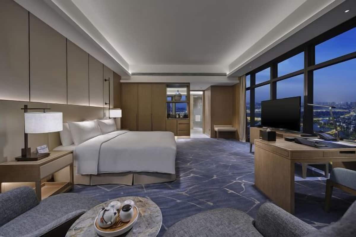 1 bedroom, premium bedding, down duvets, minibar