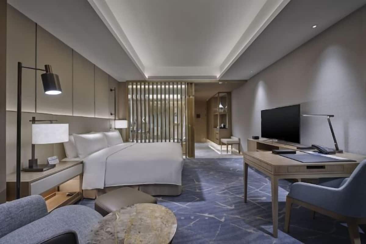 1 bedroom, premium bedding, down duvets, minibar