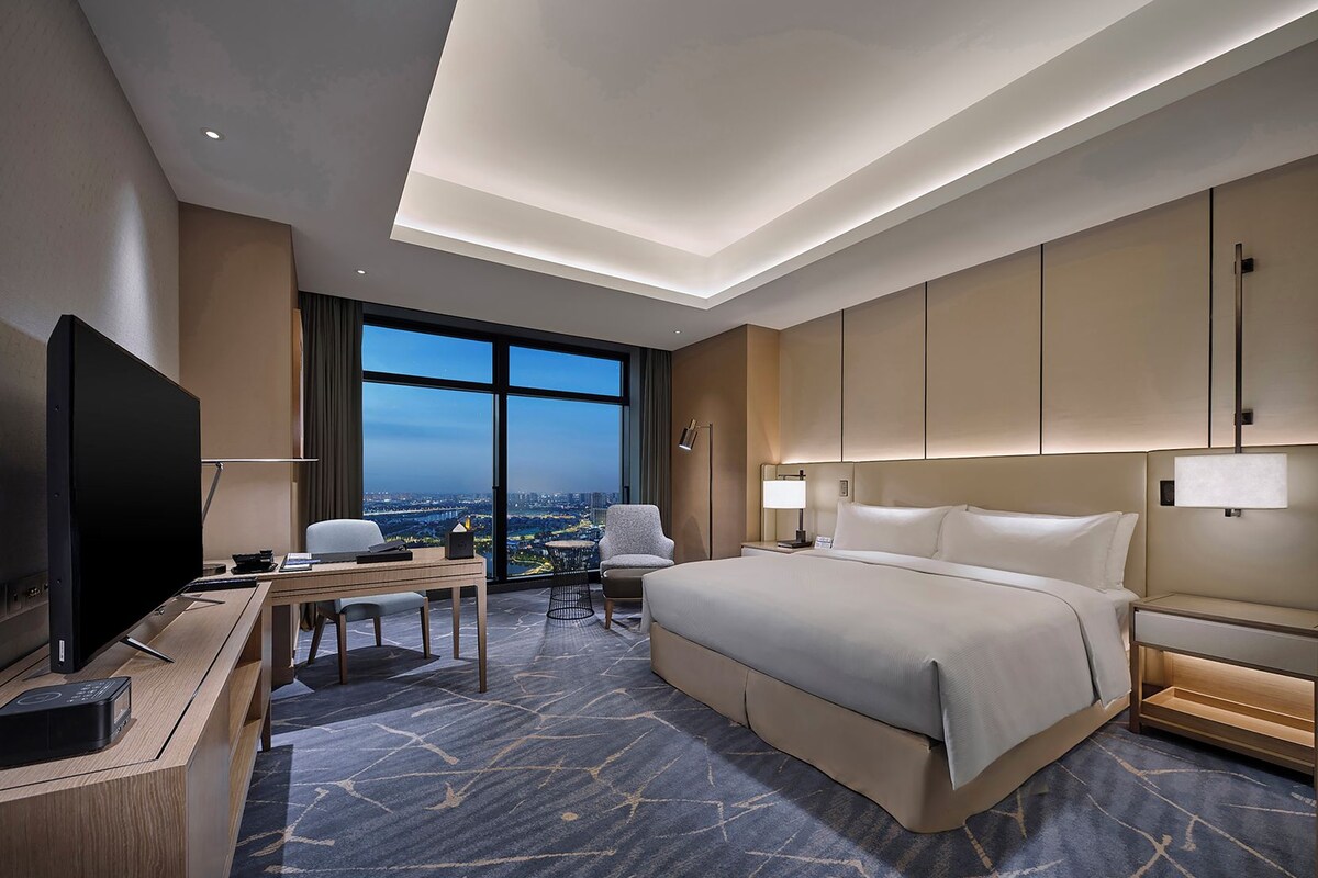 Premium bedding, down duvets, minibar, in-room safe