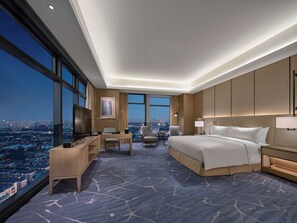 Kamar Deluks, 1 Tempat Tidur King | Seprai premium, selimut bulu angsa, minibar, dan brankas