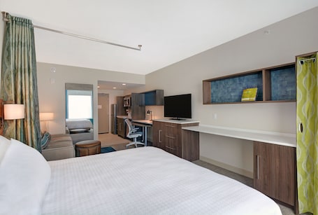 Hypo-allergenic bedding, desk, laptop workspace, free cribs/infant beds. Home2 Suites by Hilton Des Moines at Drake University