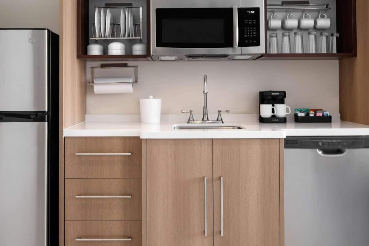 Cocina privada | Refrigerador, microondas, lavavajillas y cafetera y tetera