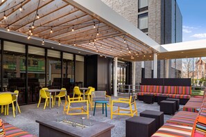 Terrace/patio - Home2 Suites by Hilton Des Moines at Drake University (Des Moines)