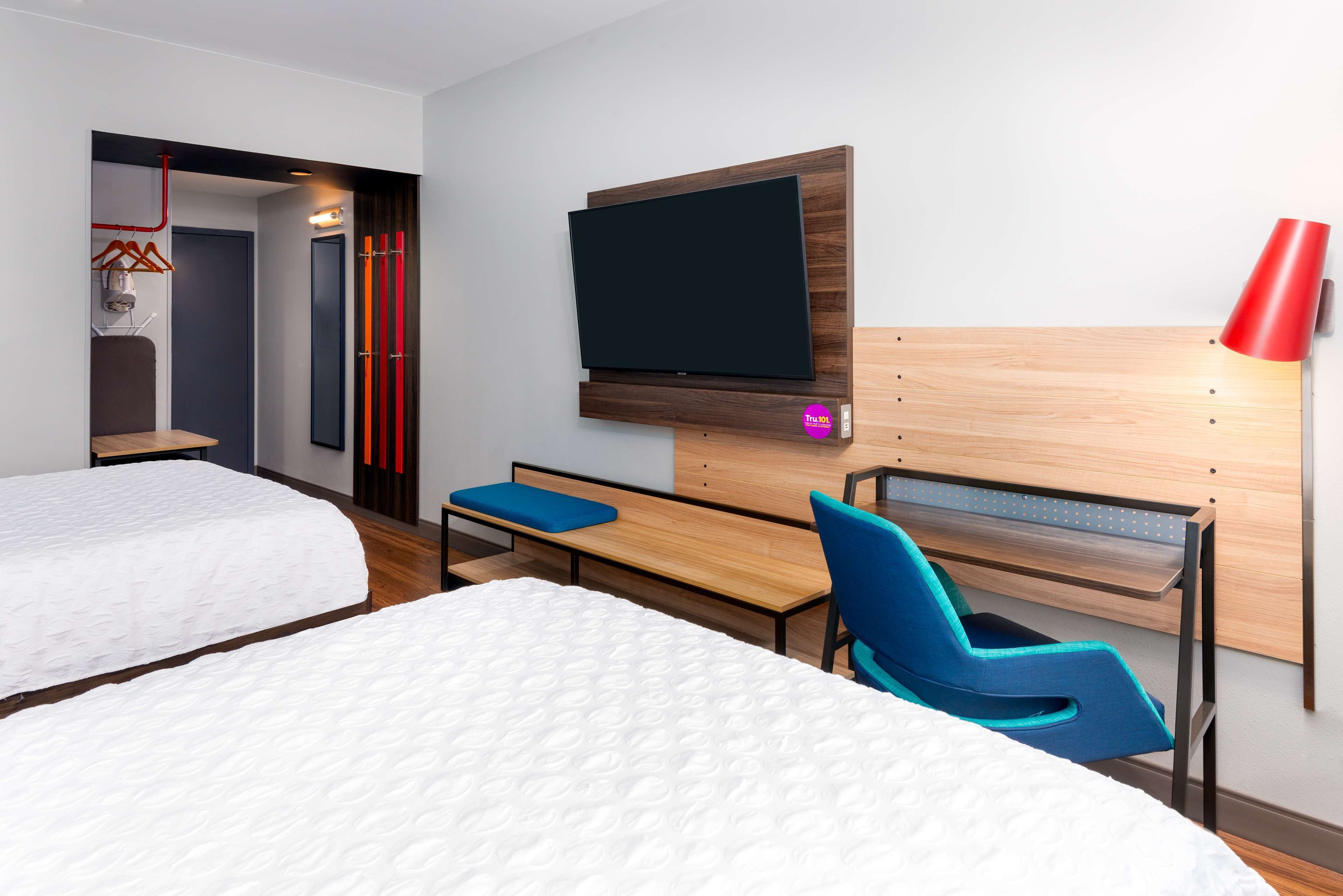 desk, free wifi, bed sheets