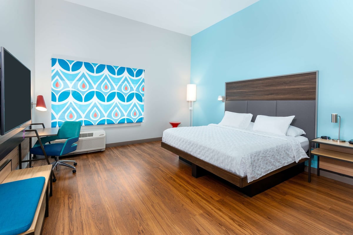 Chambre, 1 très grand lit, accessible aux personnes à mobilité réduite, baignoire | Bureau, Wi-Fi gratuit, draps fournis