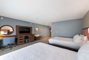 Quarto, 2 camas Queen, acessível, banheira | Cofres nos quartos, escrivaninha, quartos à prova de som