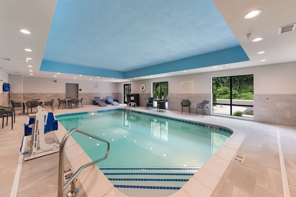 Piscina interna, espreguiçadeiras