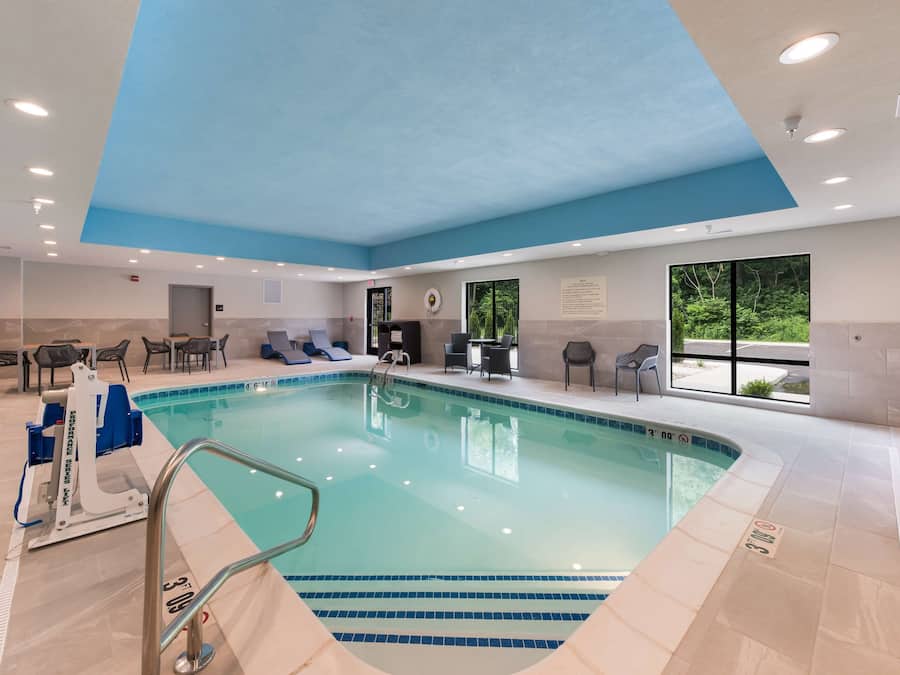 Indoor pool, sun loungers