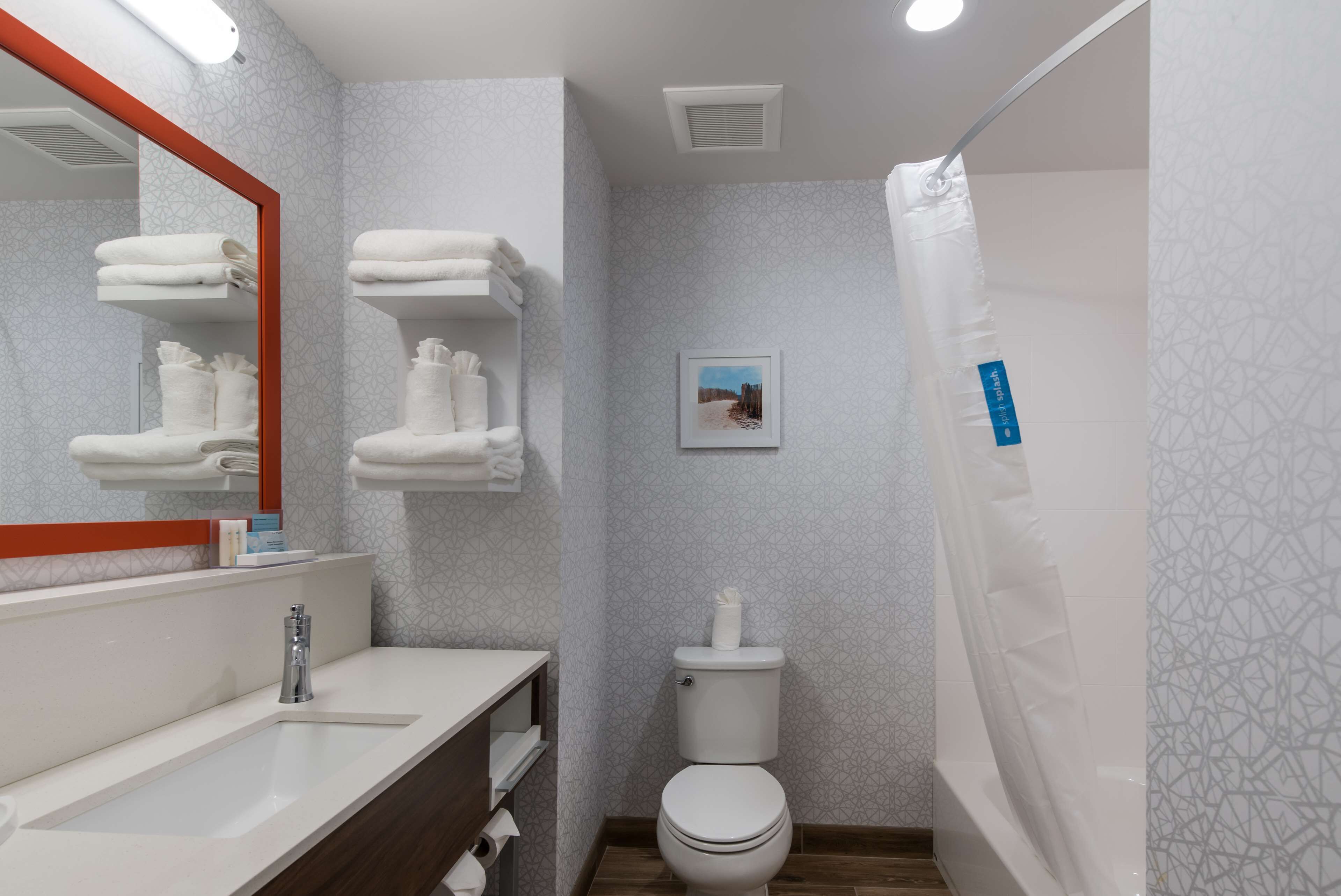 combined shower/bathtub, hair dryer, towels