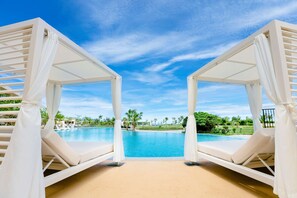Piscine couverte, piscine extérieure (ouverte en saison)