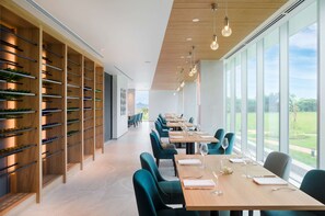 3 restaurants servant le petit déjeuner, le déjeuner et le dîner