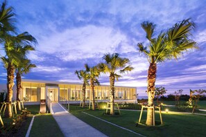 3 restaurants, breakfast, lunch, dinner served; Japanese cuisine - Hilton Okinawa Sesoko Resort (Motobu)