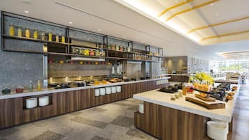Une cuisine moderne dotée d’étagères intégrées, d’un îlot central et de divers ustensiles et appareils électroménagers.