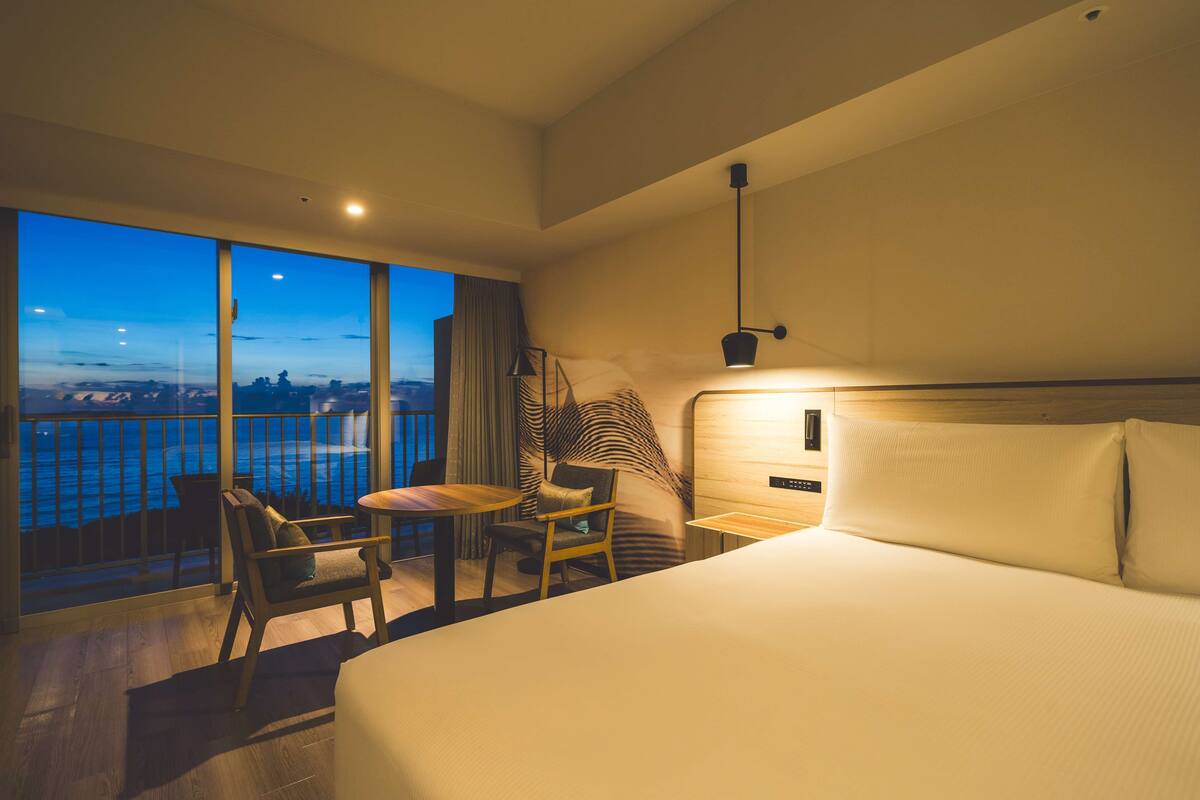 executive room, 1 king bed, ocean view | living area | 50-inch flat-screen tv with satellite channels, tv