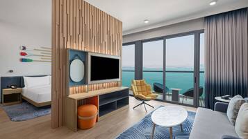 Familienzimmer, 1 King-Bett (Dream) | Wohnbereich | 55-Zoll-LCD-Fernseher mit Kabelempfang, Fernseher, MP3-Dockingstation