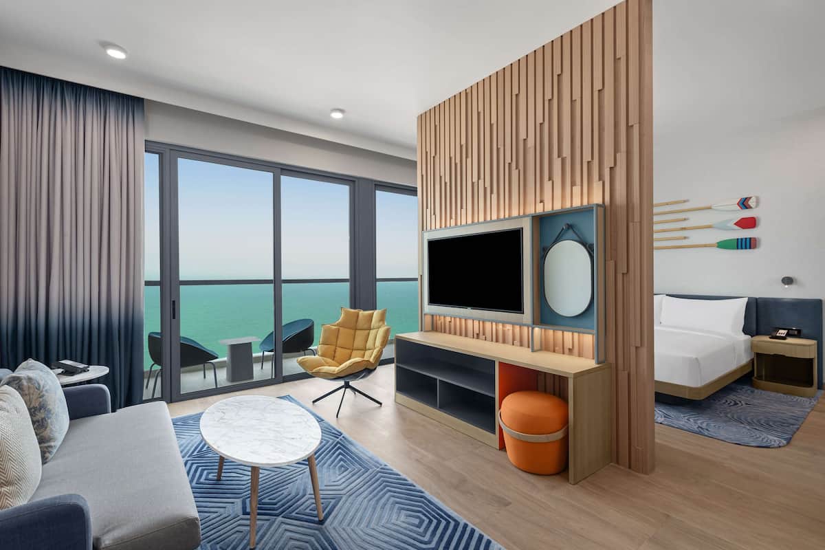 Habitación familiar, 1 cama King size (Dream) | Área de sala de estar | Televisión LCD de 55 pulgadas con canales por cable y televisión