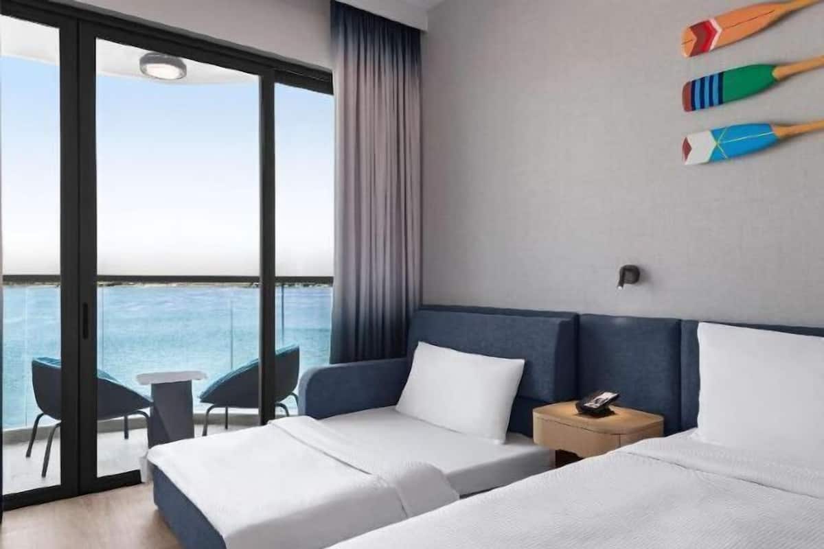 Minibar, in-room safe, laptop workspace, blackout drapes