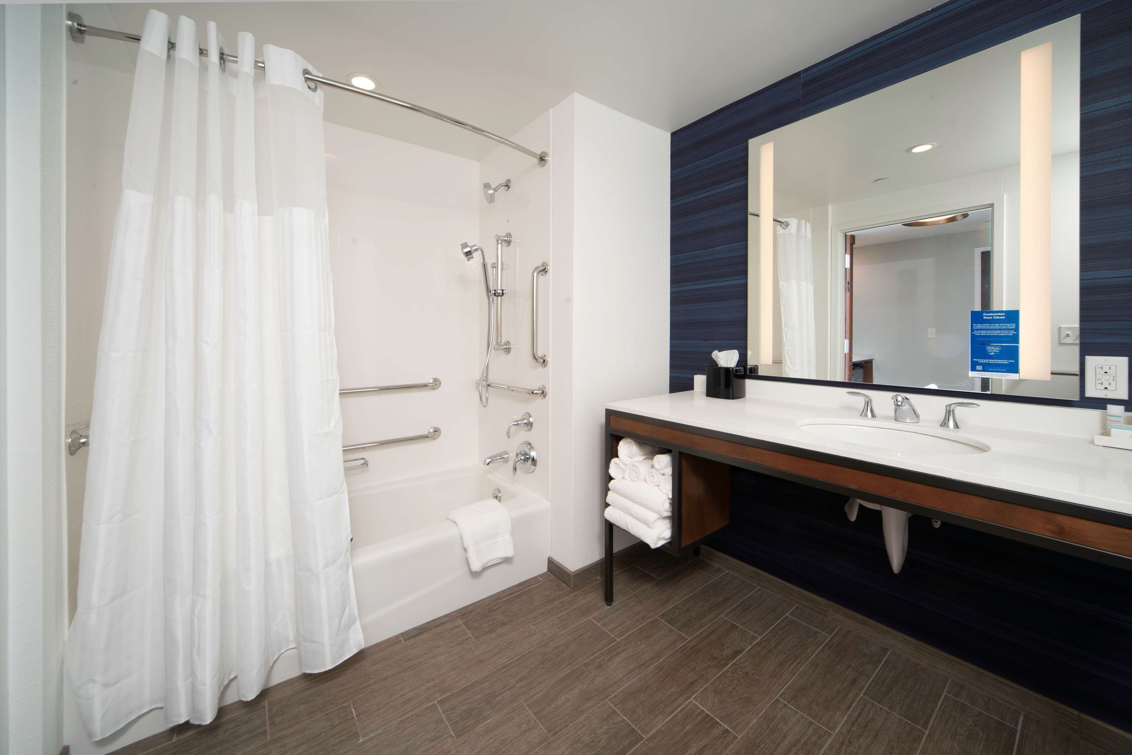 combined shower/bathtub, towels
