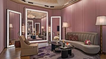 Una sala moderna con sofá, sillón, mesa de centro y un espejo grande.