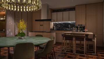 Ambassador Suite | Private kitchen | Espresso maker, coffee/tea maker