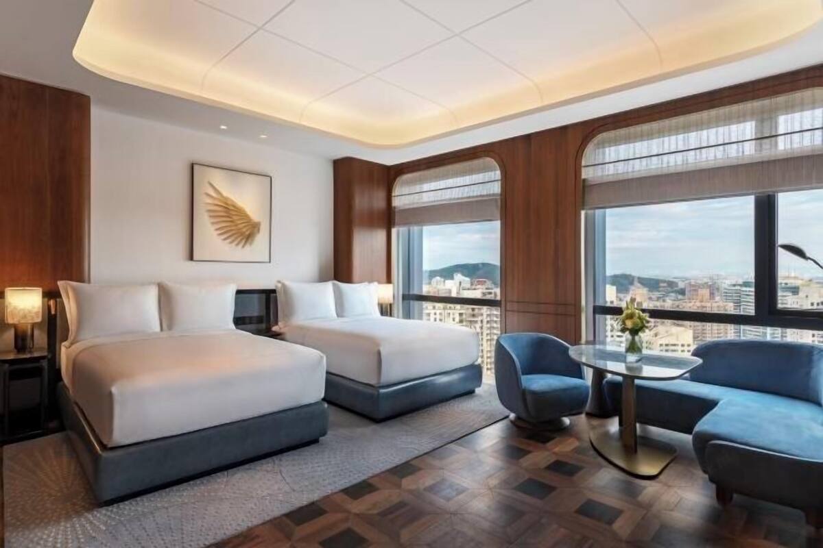 Hochwertige Bettwaren, kostenlose Minibar, Zimmersafe, Schreibtisch
