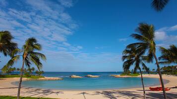 PĂ„ stranden, solstolar och strandhanddukar
