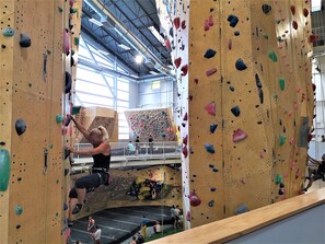 Fitness facility - 💟Calgary 5 🌟STYLISH 2️⃣ BR DT/UC/BANFF/COP 🀄 (Calgary)