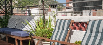 Mana Mana Youth Hostel