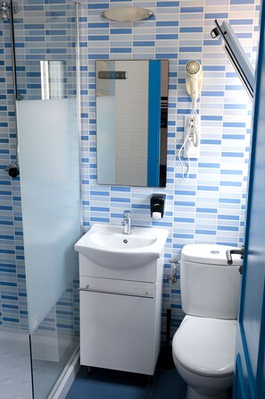 1 Cama en habitación compartida mixta, 4 camas, baño privado | Salle de bain | Douche, douche à « effet pluie », sÚche-cheveux, savon