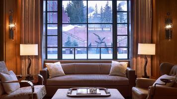 Televisión, chimenea, reproductor de DVD y libros